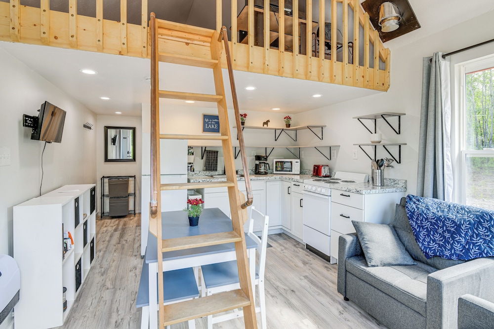 Cozy Houston Getaway w/ Fire Pit & Lake Access!