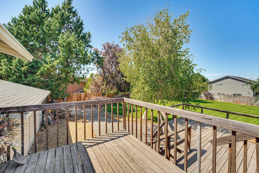 Cozy Apt w/ Private Deck, 2 Mi to Toyota Center!