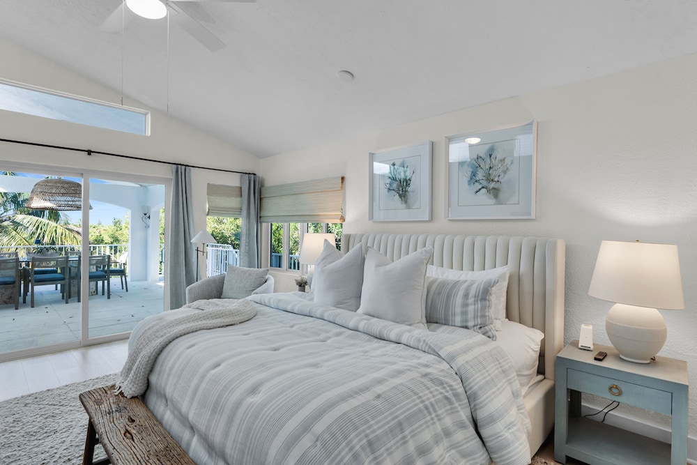 New Listing! Reel Joy Waterfront Luxe With Pool And Private Dock 4 Bedroom Home