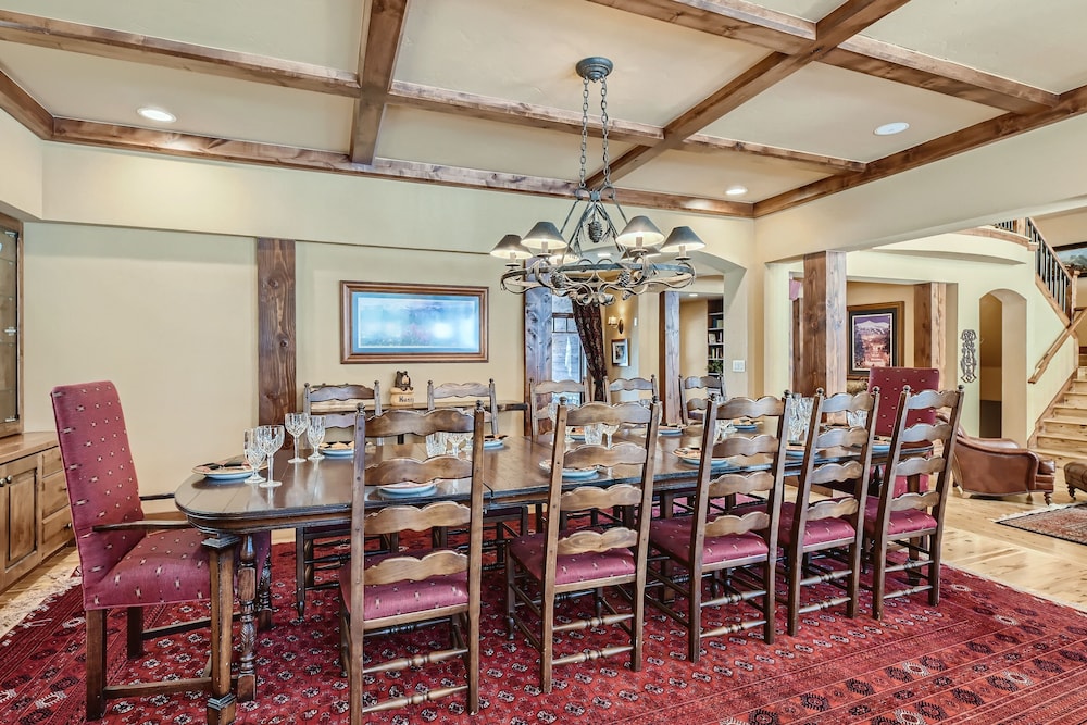 Marksberry Lodge 4 Bedroom Home by RedAwning