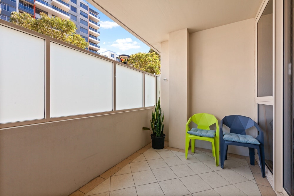 Inner-city Stay With Pool and Gym Access