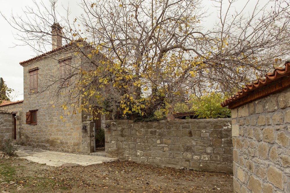 Mavras Tas Odalar