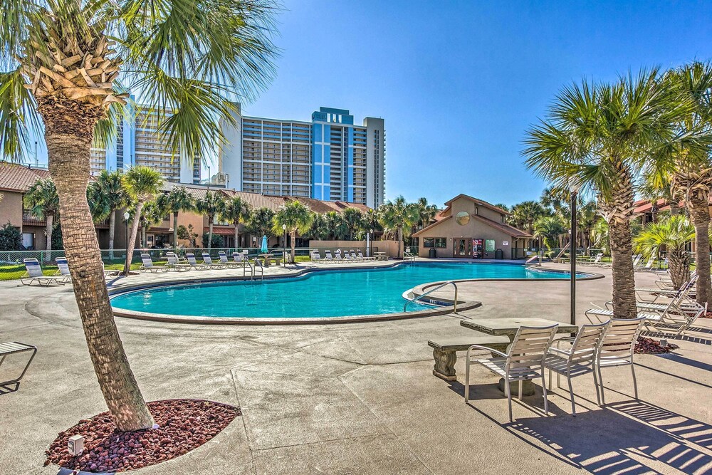 Resort-style PCB Townhome: Beach Access & Pools!