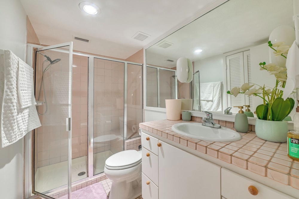 12 Mi to Downtown Dallas: Irving Condo w/ Balcony