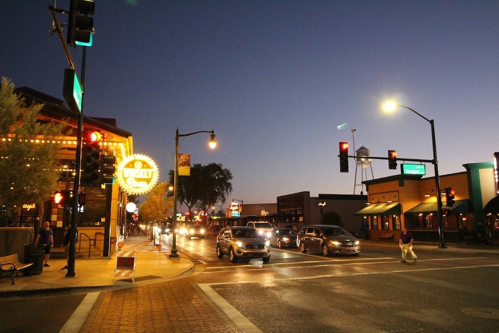 Cozy Gilbert Condo Walking Distance to Downtown! view 4