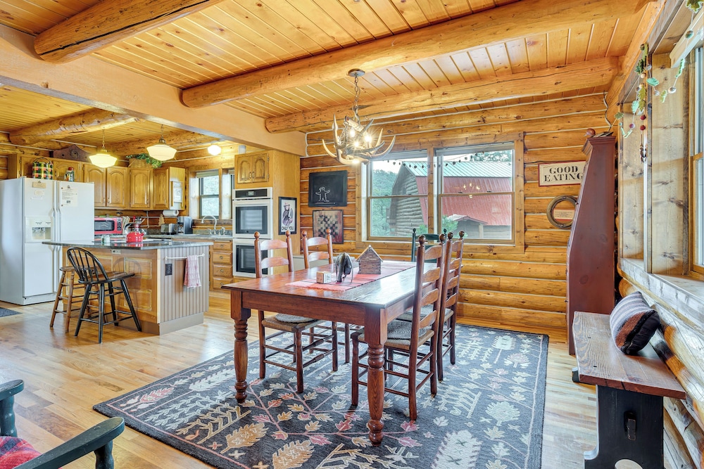 18 Mi to Royal Gorge: Peaceful Mtn Cabin w/ Porch!