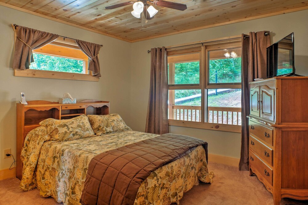 Breathtaking Murphy Cabin w/ Deck & Mountain Views view 4
