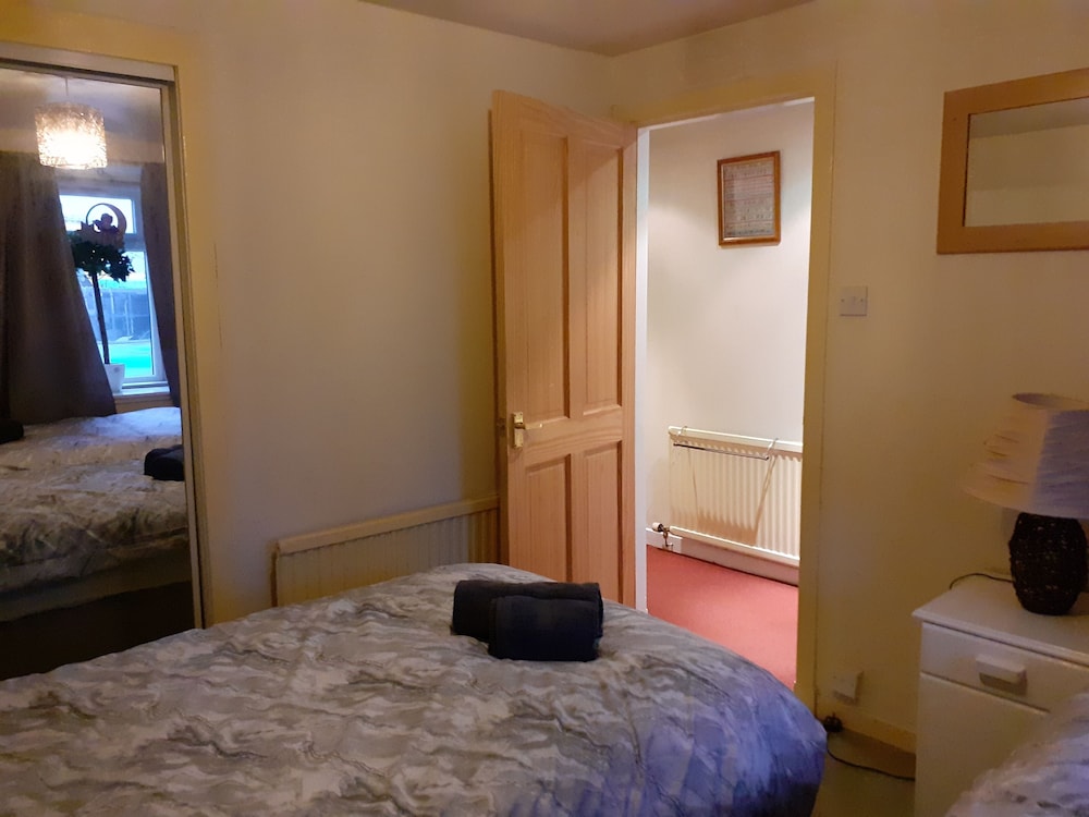 2 Bed Apartment 2 Mins Walk Away From the Beach! view 5