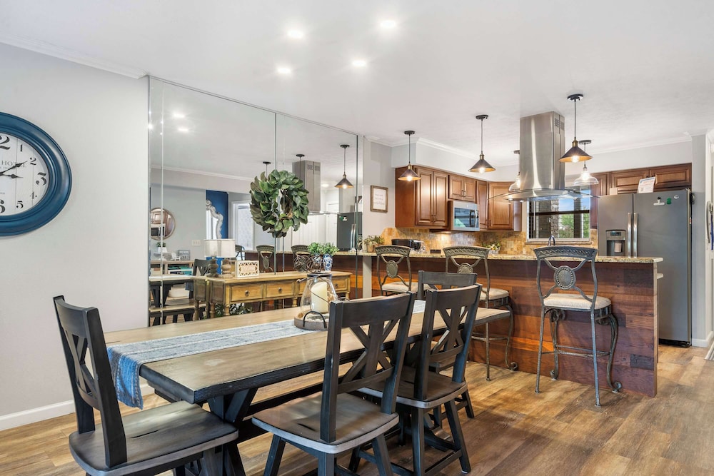 Blue Royale Retreat - Condo for 6