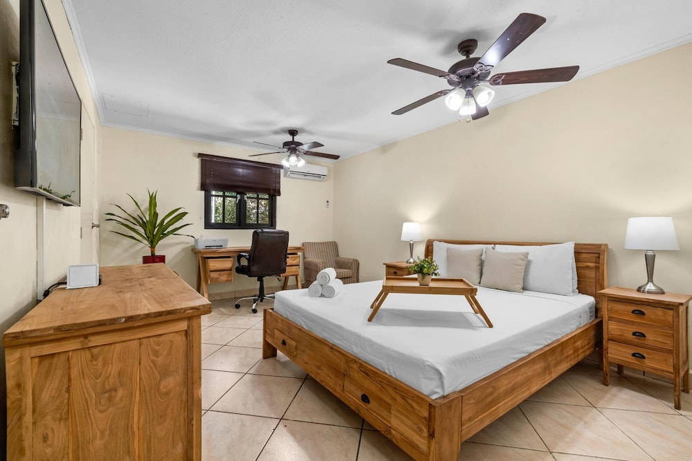 Luxurious Haven in the Heart of the Island Pool