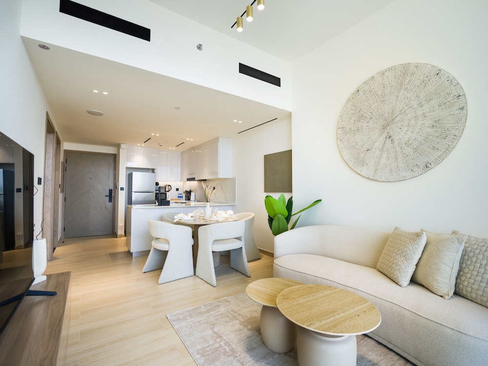 Easygo- Stylish 1bdr Binghatti Corner
