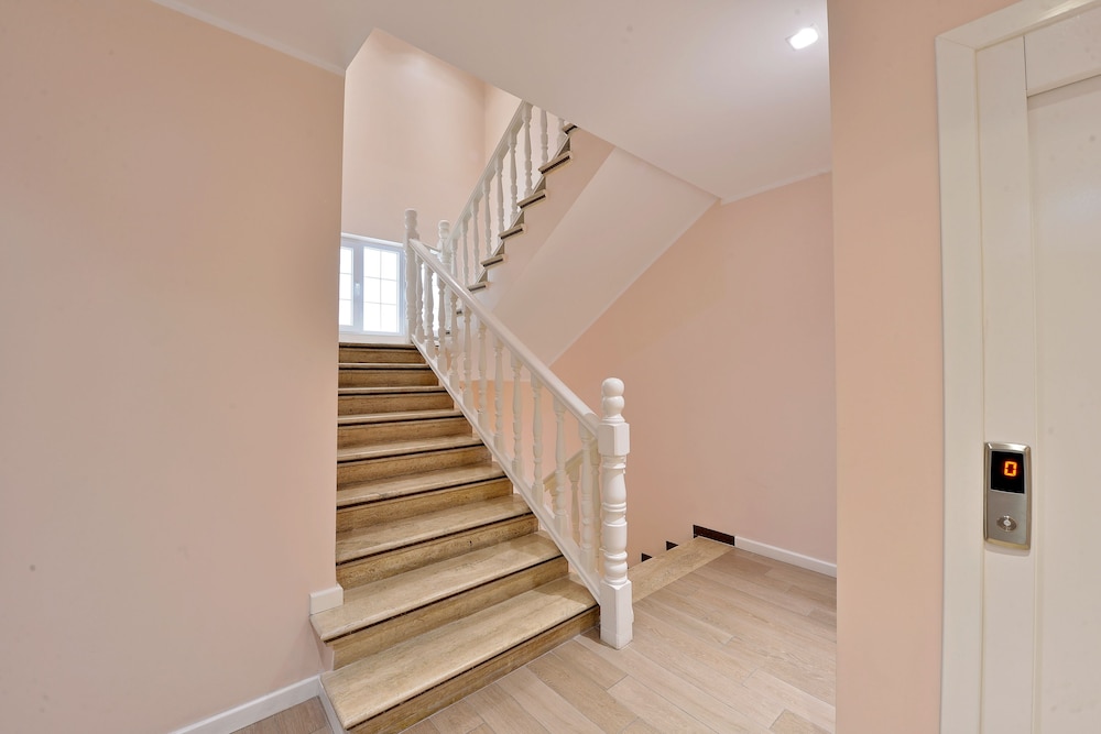 Hotel Alis Hotel - Image 1