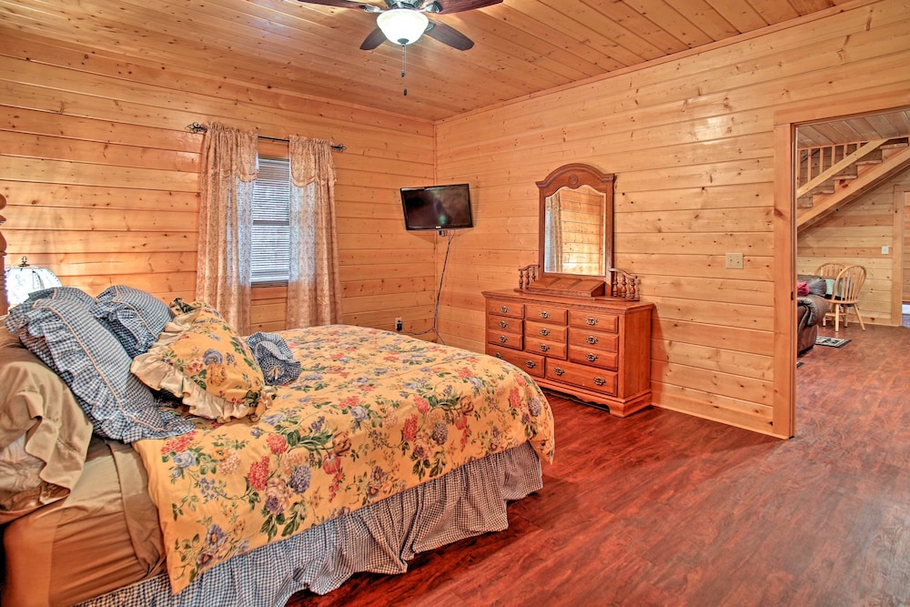 Creekside Cabin w/ Hot Tub in Gatlinburg!