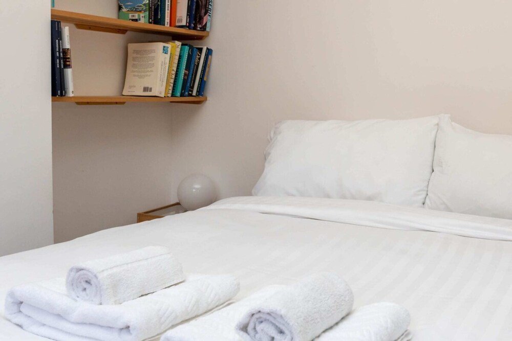Spacious 2BD Flat By Regents Park & Camden Town!