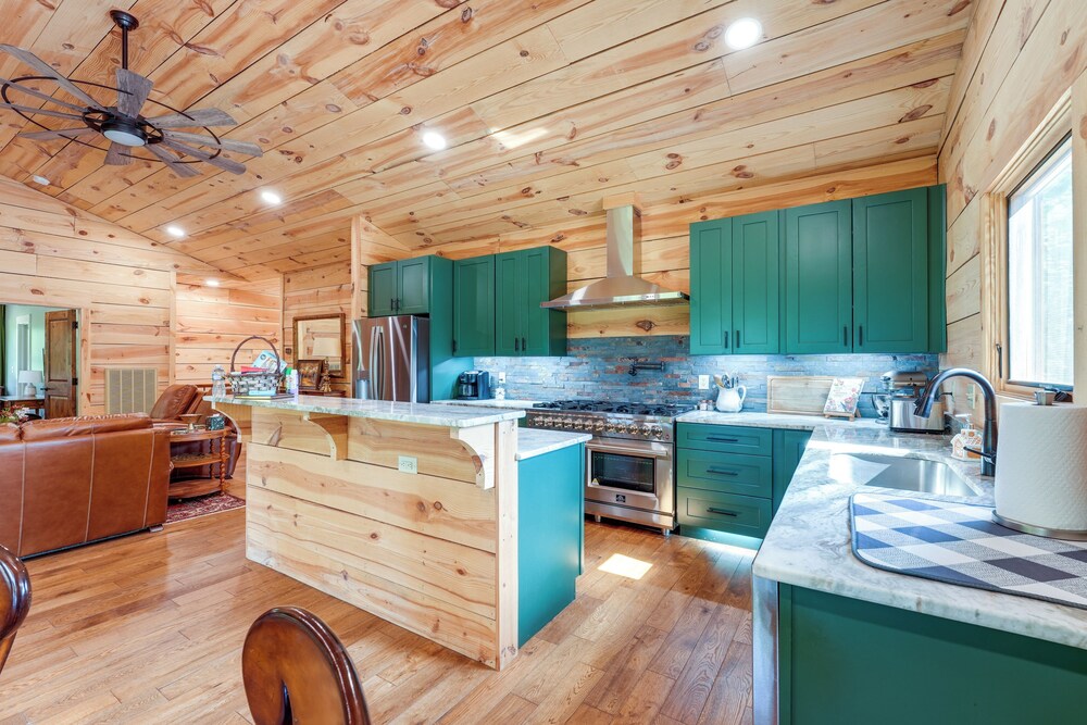 400 Acres on Lavender Mtn: Getaway w/ Hot Tub!