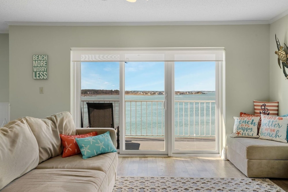 Harbour Island 402m 2 Bedroom Condo