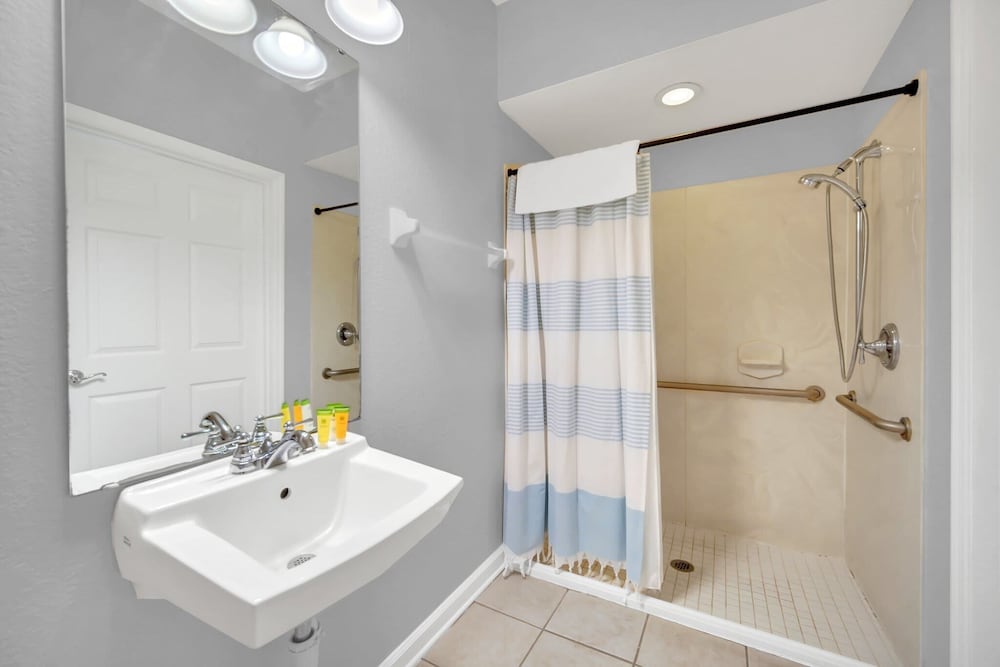 Spacious and Modern Townhome! Close to Attractions and Conventions Center! 3vc5014-10