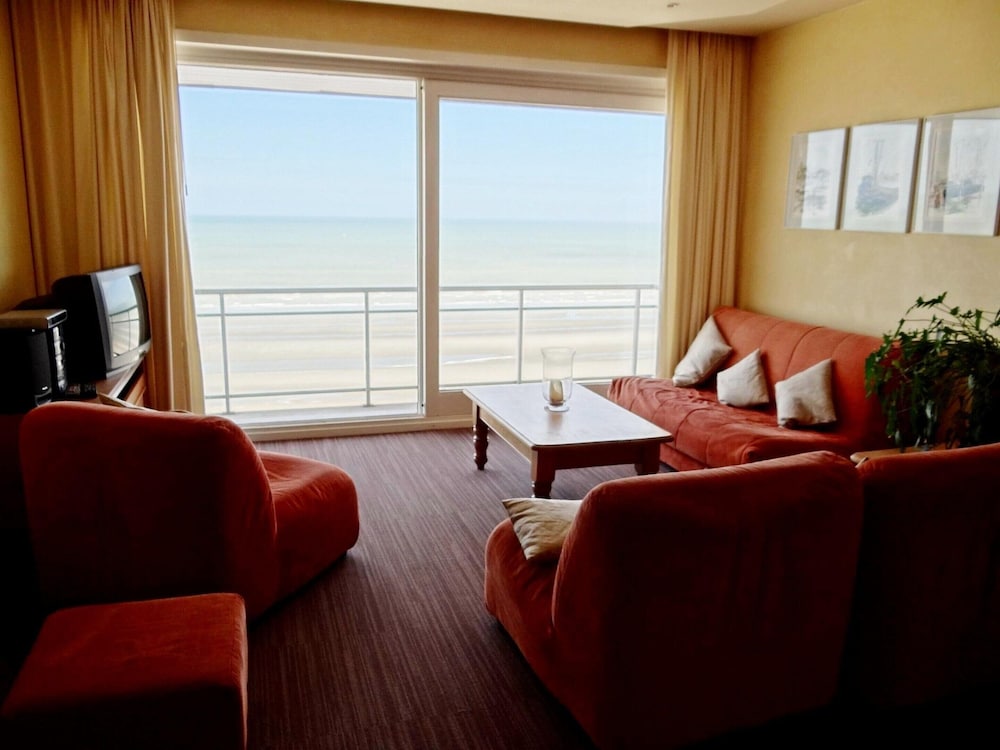 Coastal Comfort With Parking