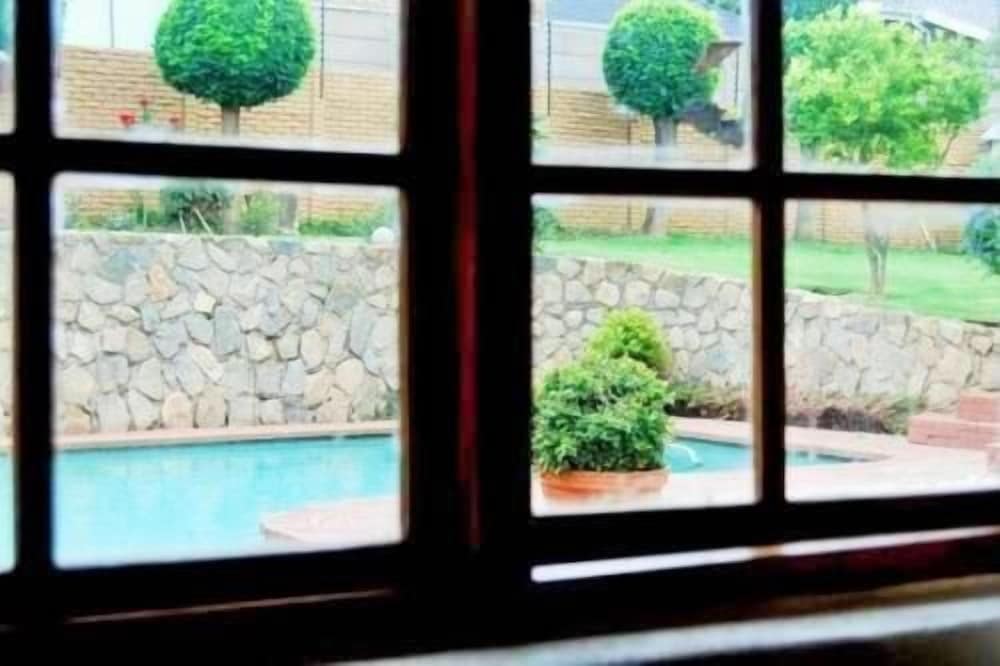 Mizizi House of Sandton Bed & Breakfast