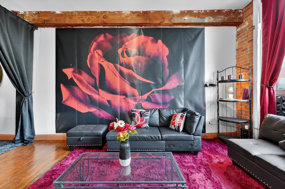 Beautiful 'rose Themed' Loft Near Downtown Detroit 1 Bedroom Apts