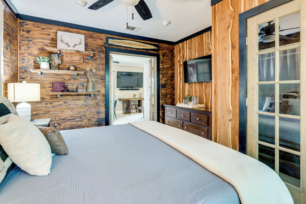 Hot Tub + Outdoor Kitchen: Stylish Home in Bryan