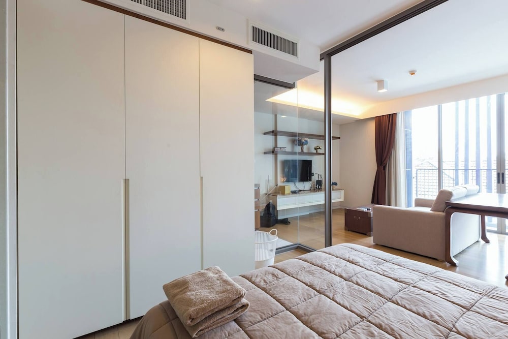 S39- 1 Bedroom Downtown Apt With Balcony and Pool