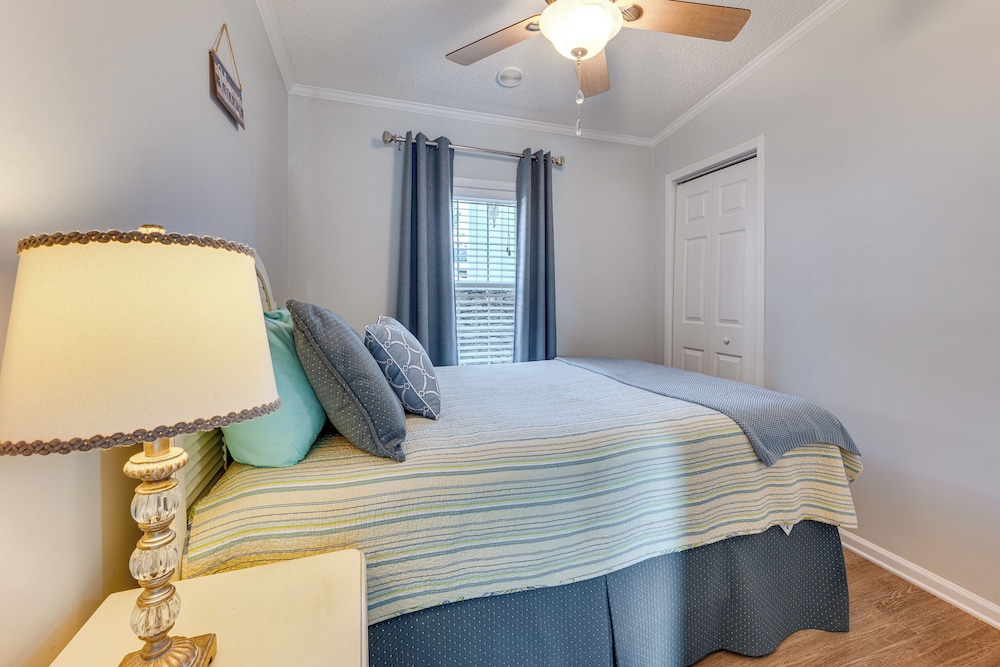 Breathtaking Views & Deck: Badin Lake House!