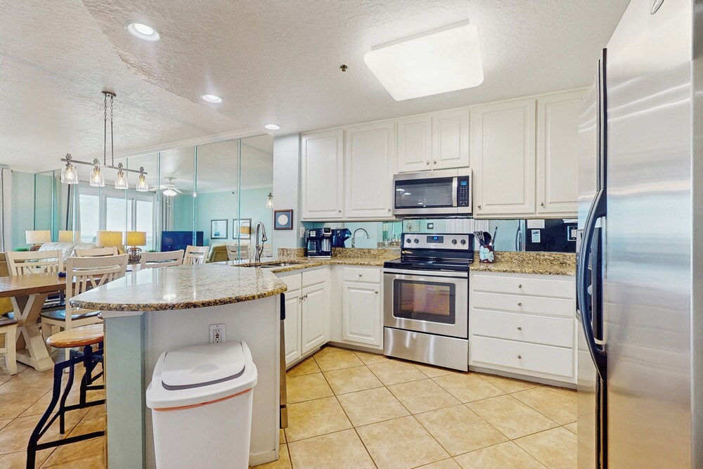 4BR Condo w/ Gulf Views & Amenities