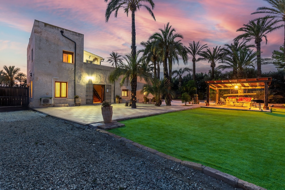 Historical Palms Villa by Fidalsa
