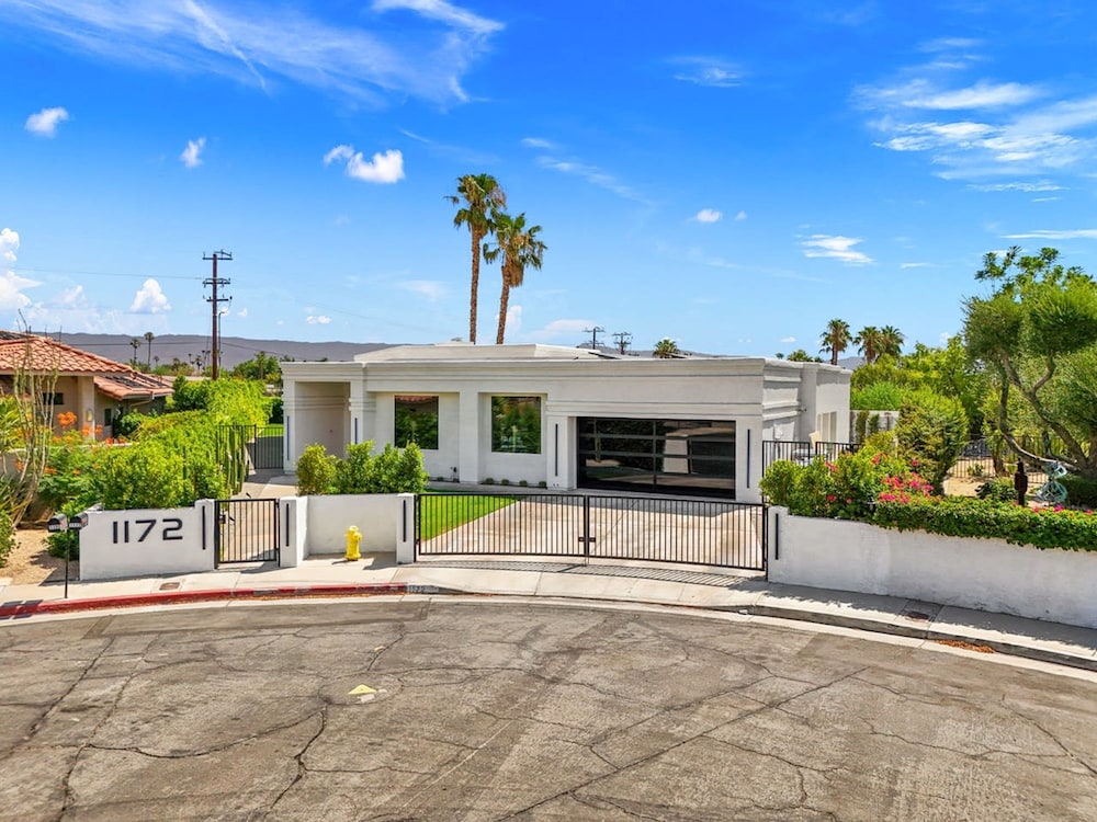 The Lighthouse- Monthly 4 bd 4 bth Pool Spa
