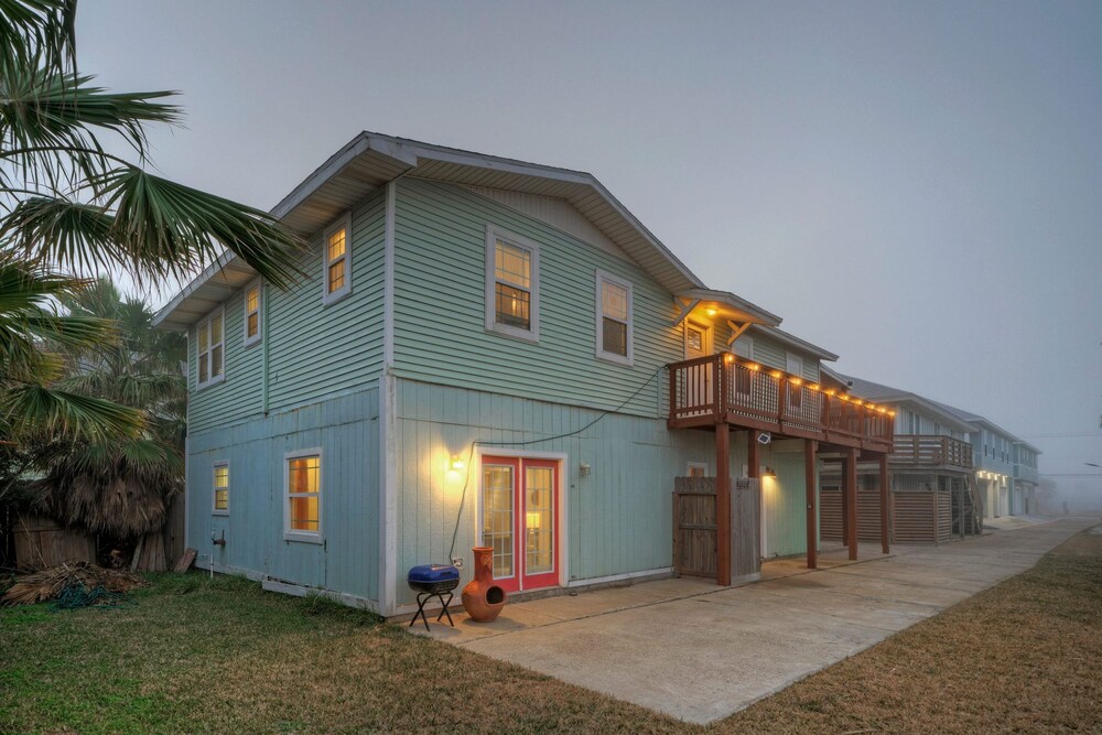 2-unit Home in Golf Cart Zone w Patio Balcony Salty Sunshine Multi-family Retreat