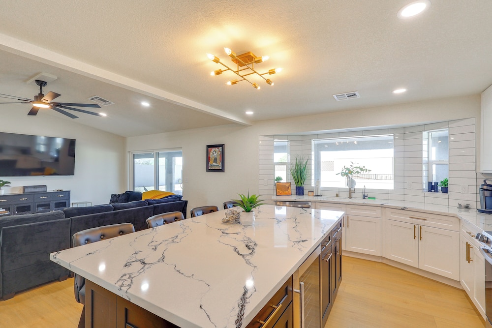 2 Mi to Windsor Beach! Updated, Sleek Family Home