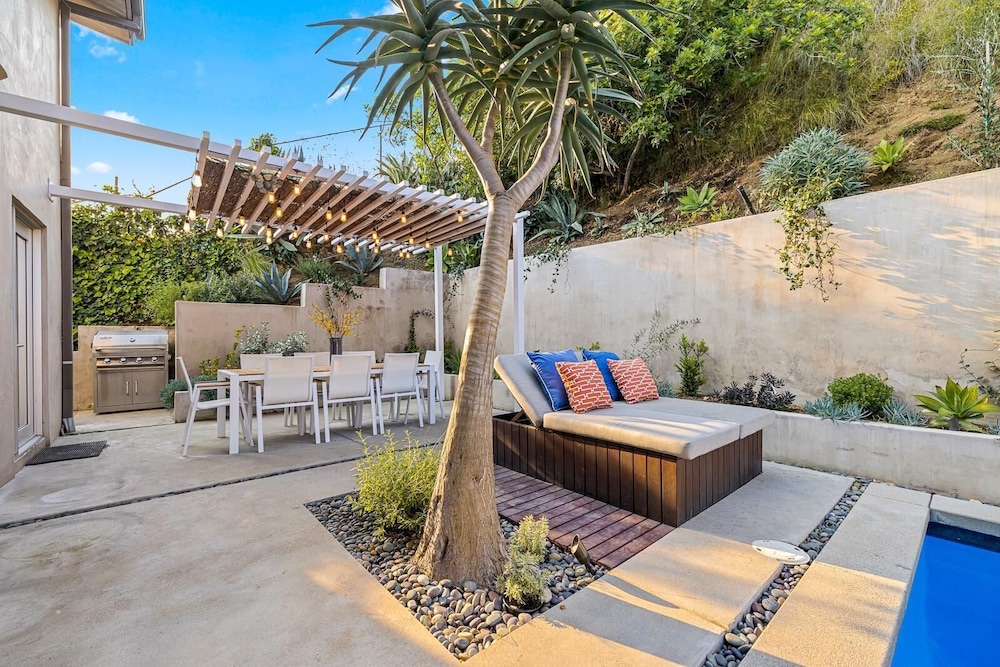 Belle Horizon - Modern Villa With Expansive Balcony and Views