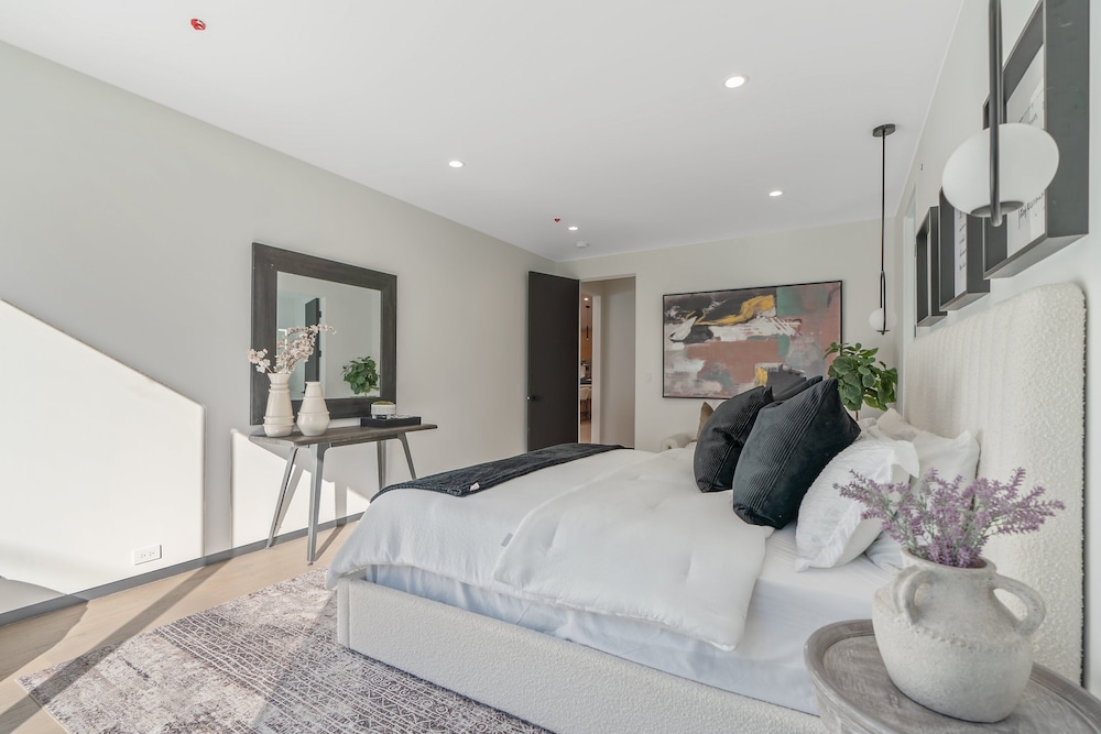 Noble Modern - Urban Sanctuary in Sherman Oaks With Poolside and Patio