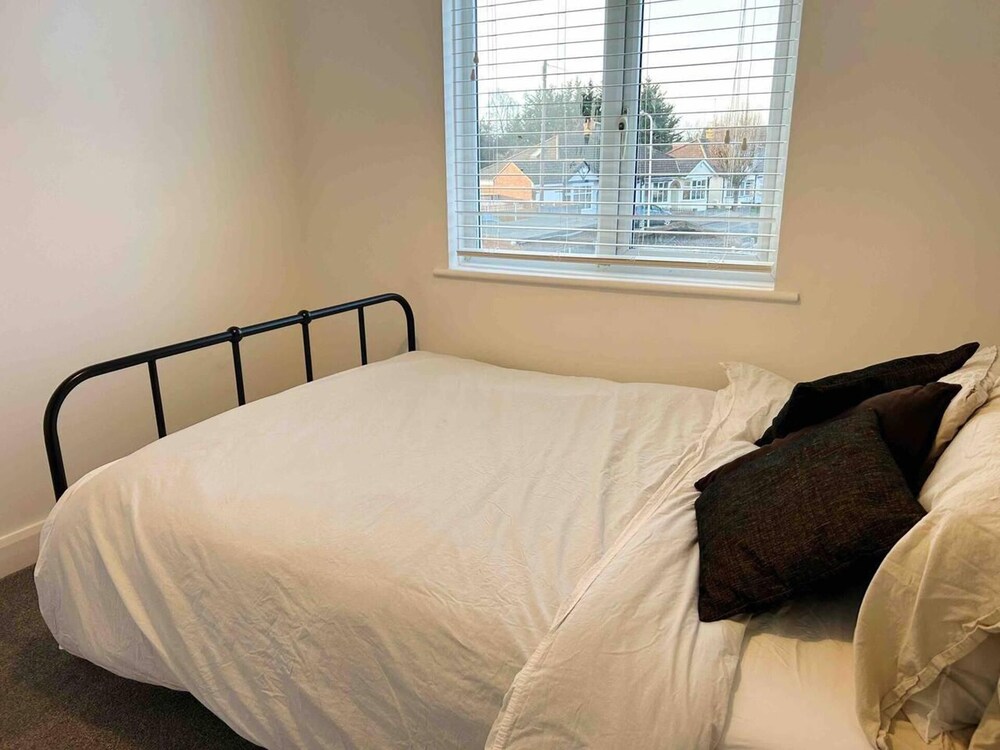 Cool 2 Bed House Hornchurch, Arcade Games, Parking view 5