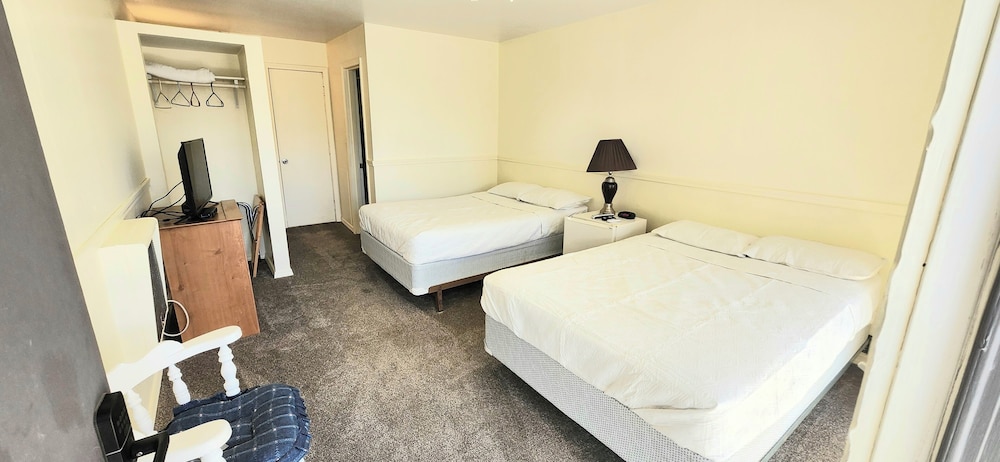 Twin Lakes Inn