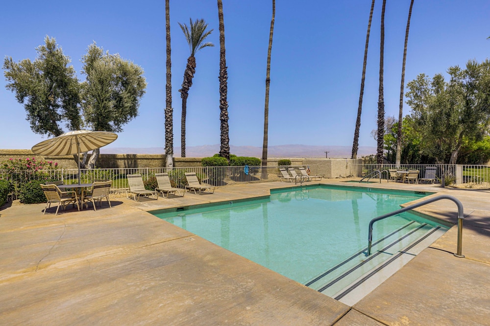 Palm Desert Golf Getaway w/ Views + Resort Perks