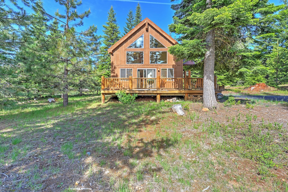 Klamath Falls Vacations - Bright Klamath Falls Cabin w/ Deck Mtn Views! - Property Image 14