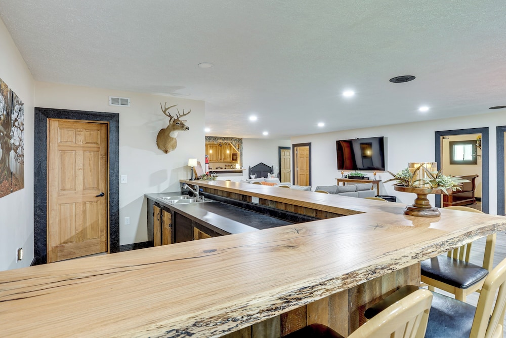 6 Mi to Main Street: Dog-friendly Home in Dover!