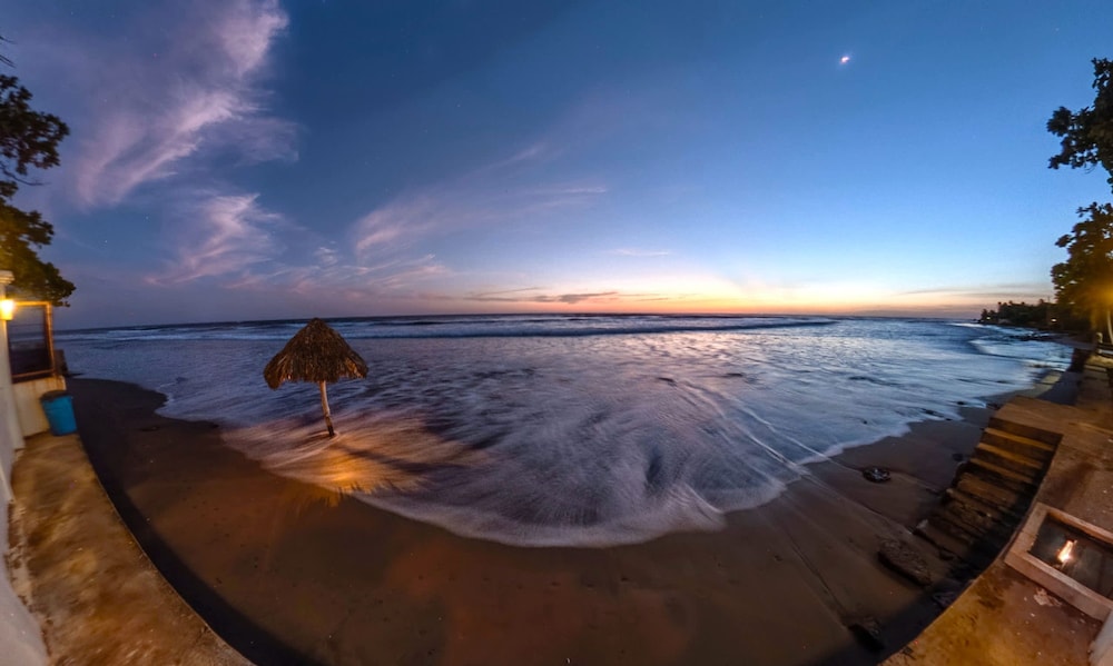Romantic Beachfront Casita w Pool - AC - Sleeps 4