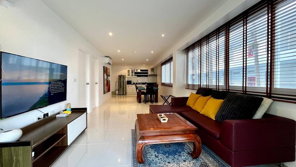 B6 - 1 Bdr Modern Condo With Balcony and Pool, Karon