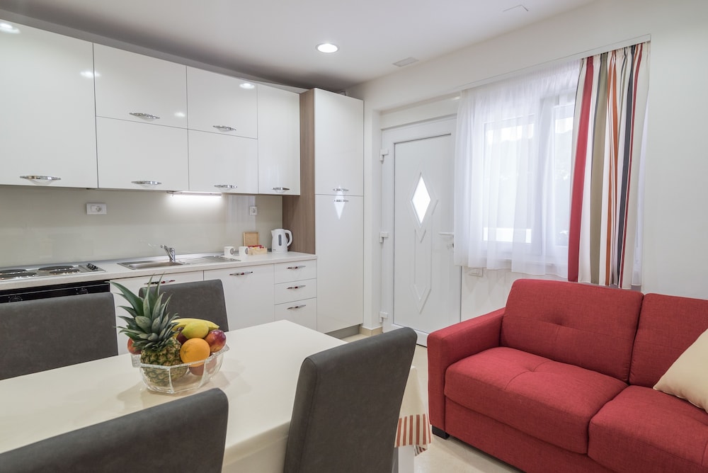 Drop In Split Suites en Split — kitchen