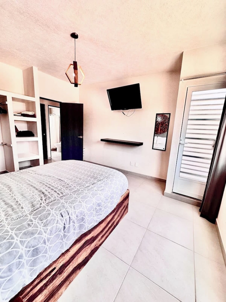 Private Jacuzzi and Pool 2 Level House