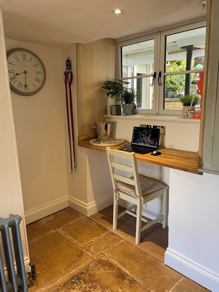 Cottage on High Street, own Parking and EV Charger