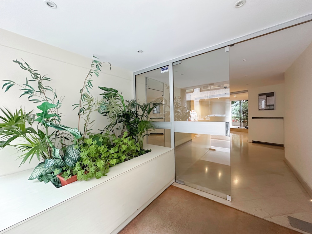 1601 Dumont