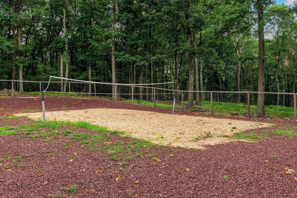 The Evergreen Escape by Avantstay Modern Cabin w/ Volleyball Court & Hot Tub view 5