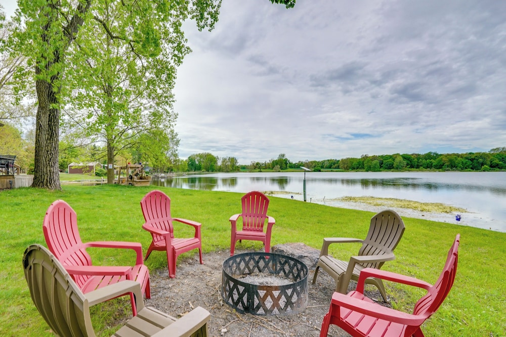 Lakefront Getaway w/ Fire Pit in Akron