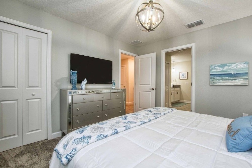 Storey Lake 8 Bed Lake Front Pool & Spa - 1684str 8 Bedroom Home by RedAwning