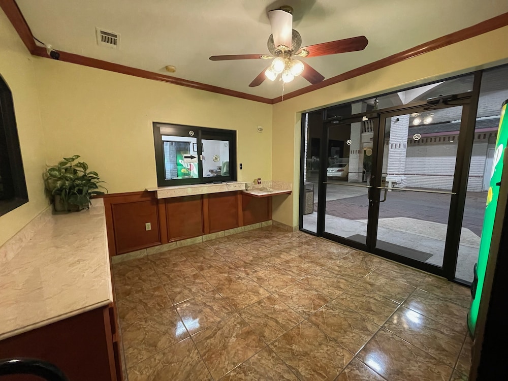 Woodland Inn & Suites view 3