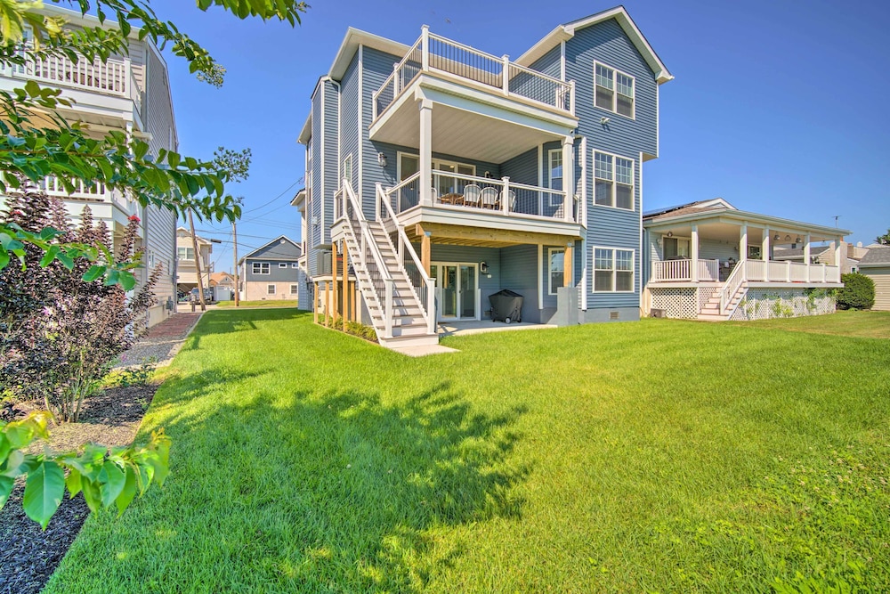 Gorgeous Newly Built Home: Golf Course View!